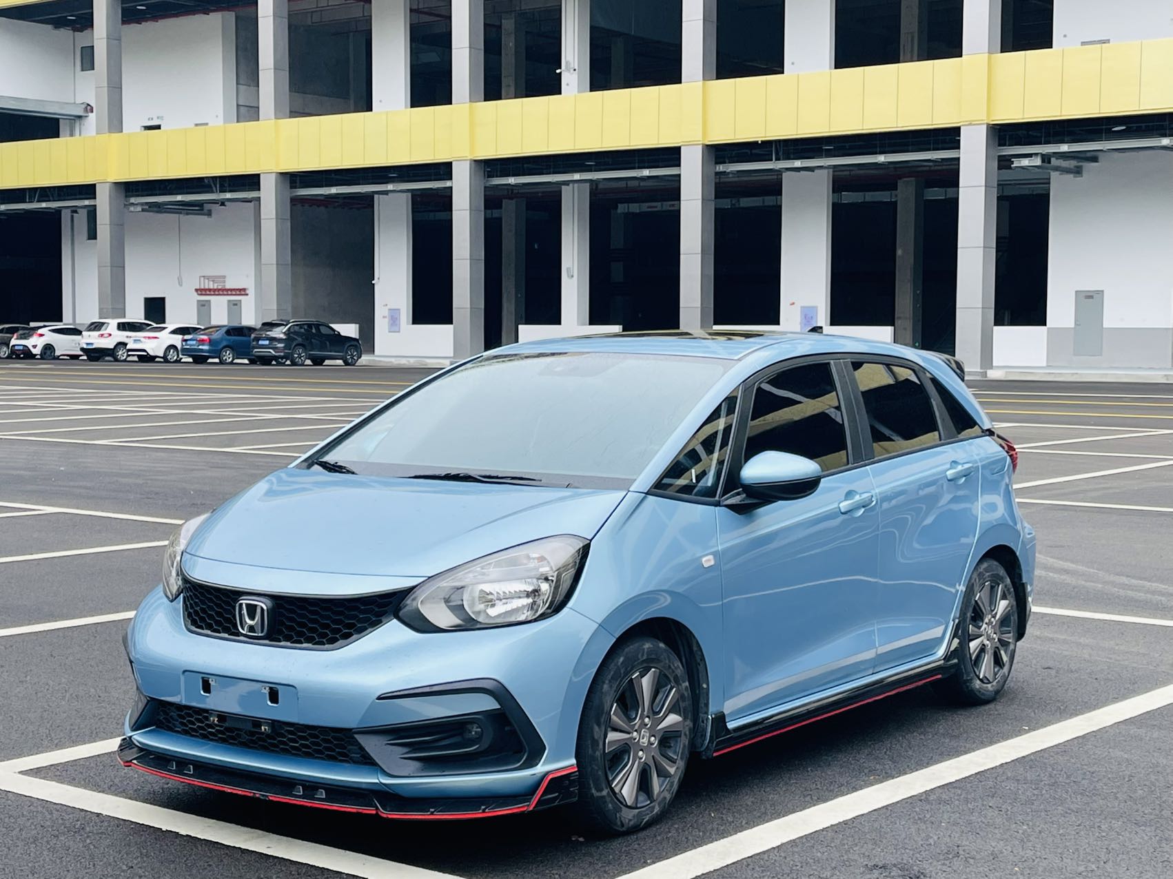 год Honda Fit 1.5L CVT версии с панорамным люком