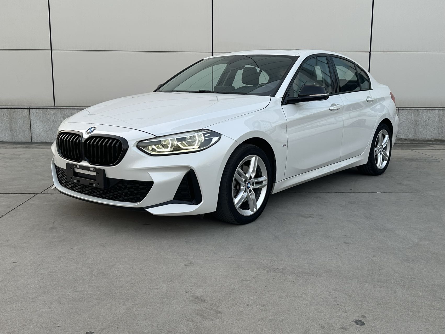BMW 1 серия 2021 года, 120i M Sport Night Edition, стандарт выбросов China VI