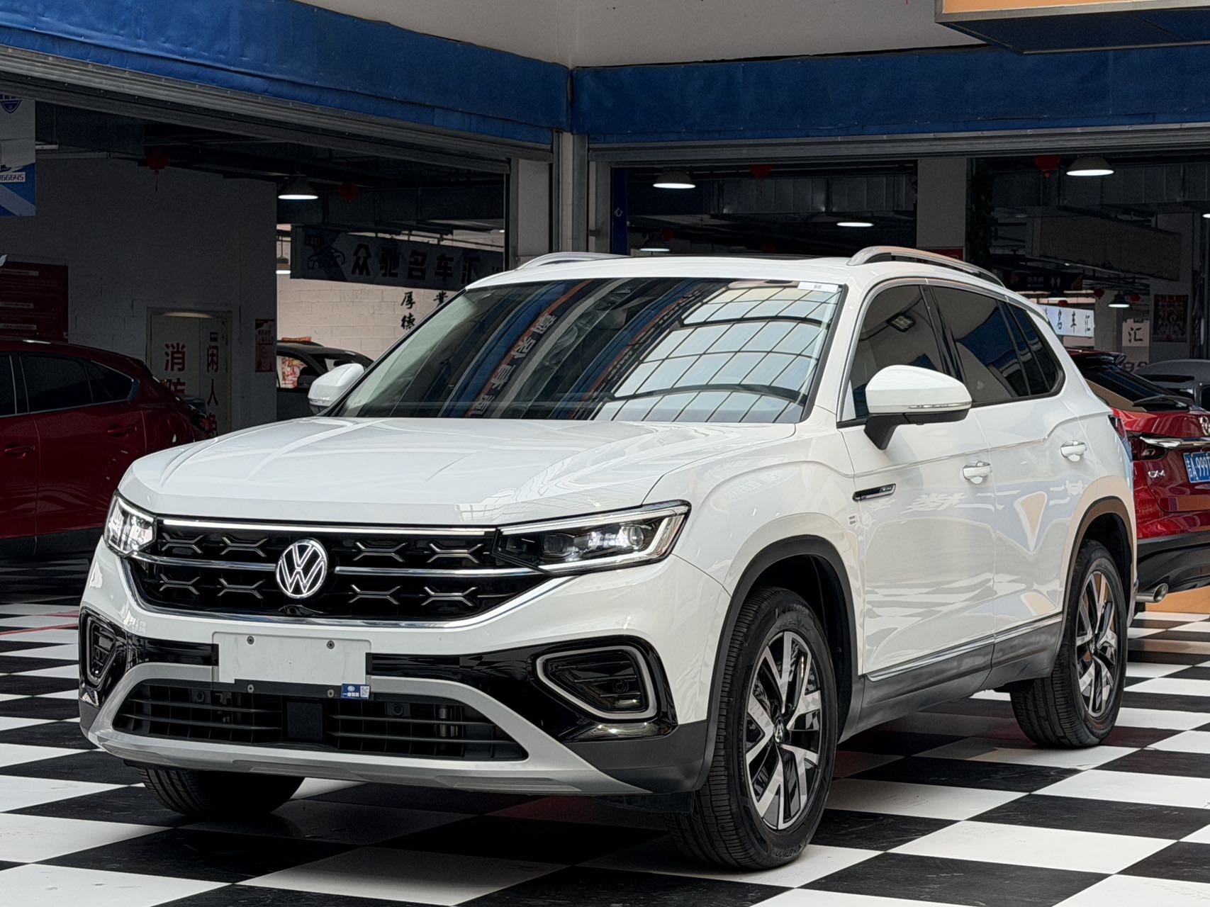 Volkswagen T-Roc 2023 года выпуска, двигатель 280TSI, двухколесный привод, комплектация "Luxurious Plus" (расширенная версия)