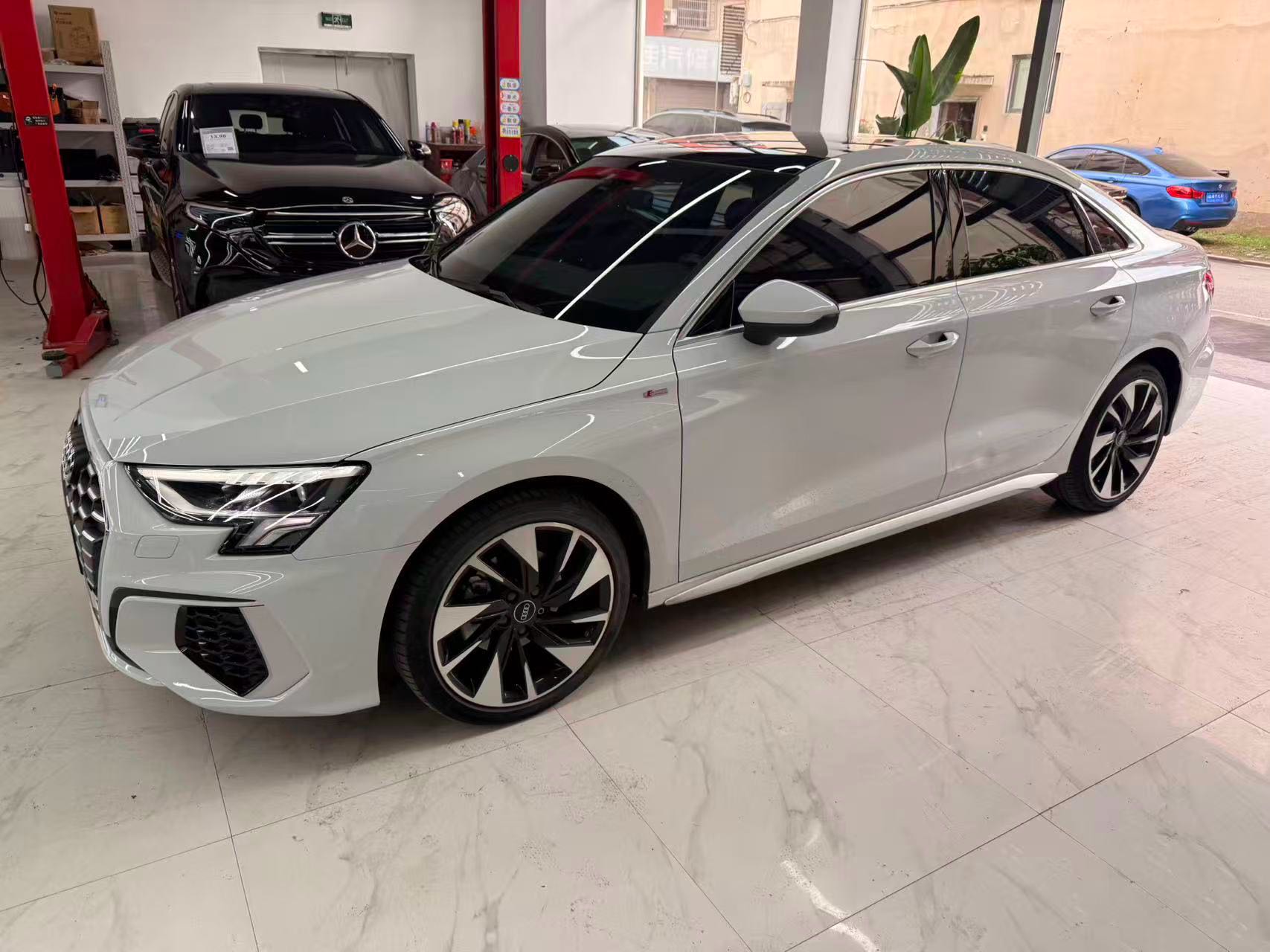 Audi A3 2022 года выпуска, модель A3L Limousine, двигатель 35 TFSI, спортивный стиль.