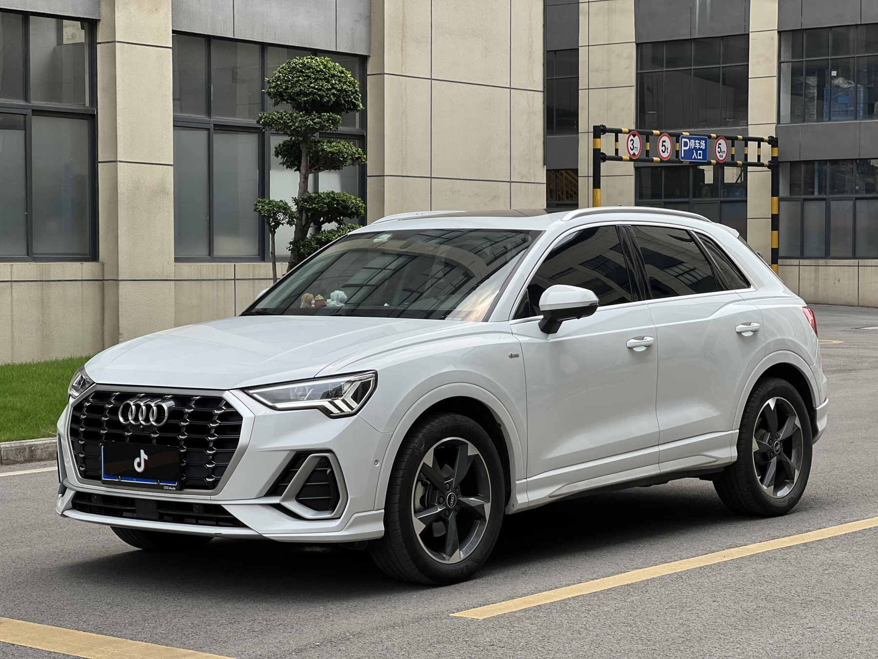 Audi Q3 22 модель стильная и динамичная версия