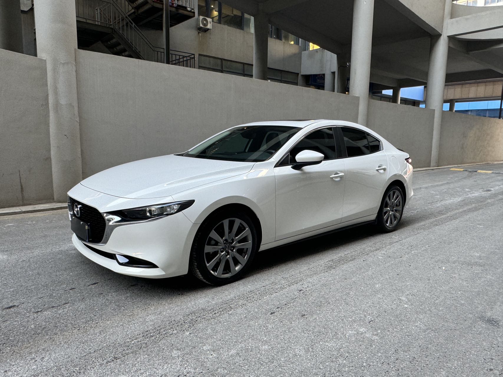 Mazda 3 Axela 2021 года выпуска, двигатель 2.0L, автоматическая коробка передач, версия "Xuan" (или аналогичная версия с улучшенным оснащением).