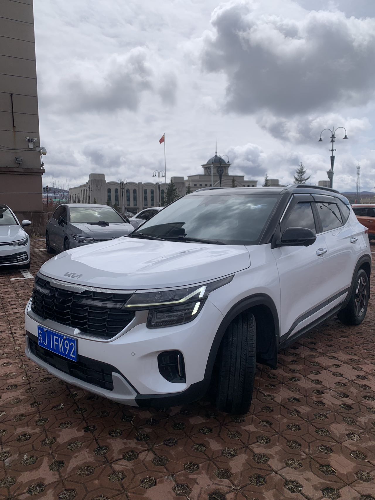Kia Seltos 2023 года выпуска, двигатель 1.5L, вариатор, комплектация "Премиум"