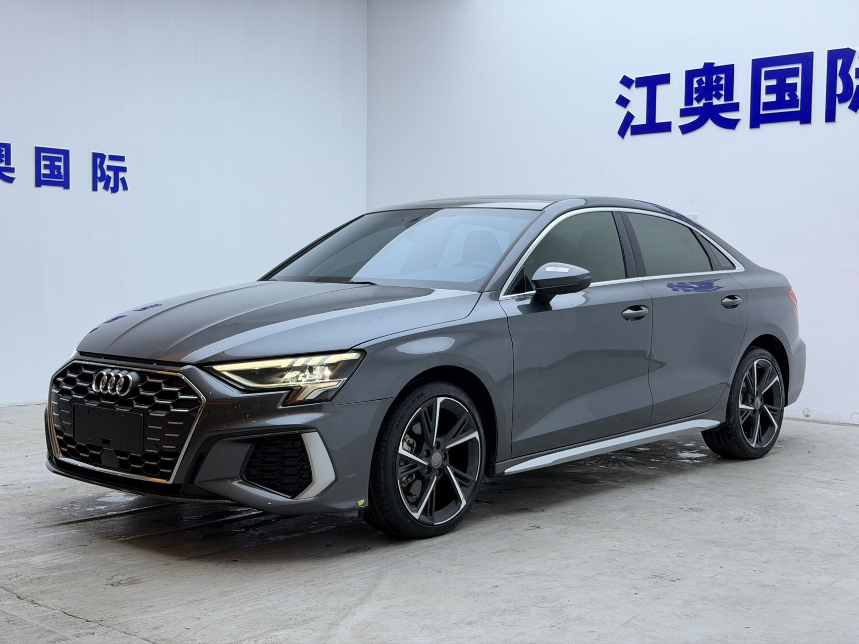 Модель A3L Limousine 2021 года, версия 35 TFSI, спортивный и стильный вариант.