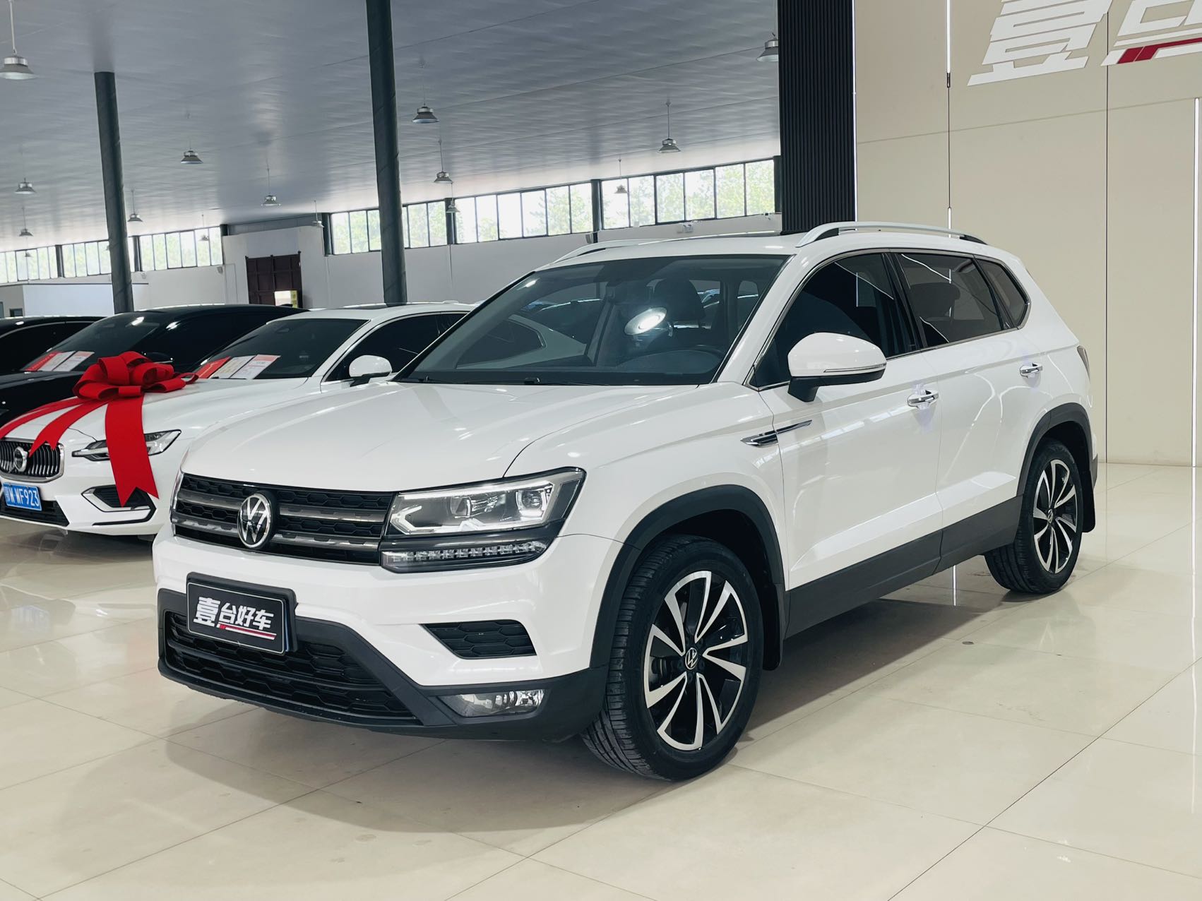 Volkswagen Tiguan 2022 года выпуска, двигатель 280TSI, версия "Comfortline", задний привод.