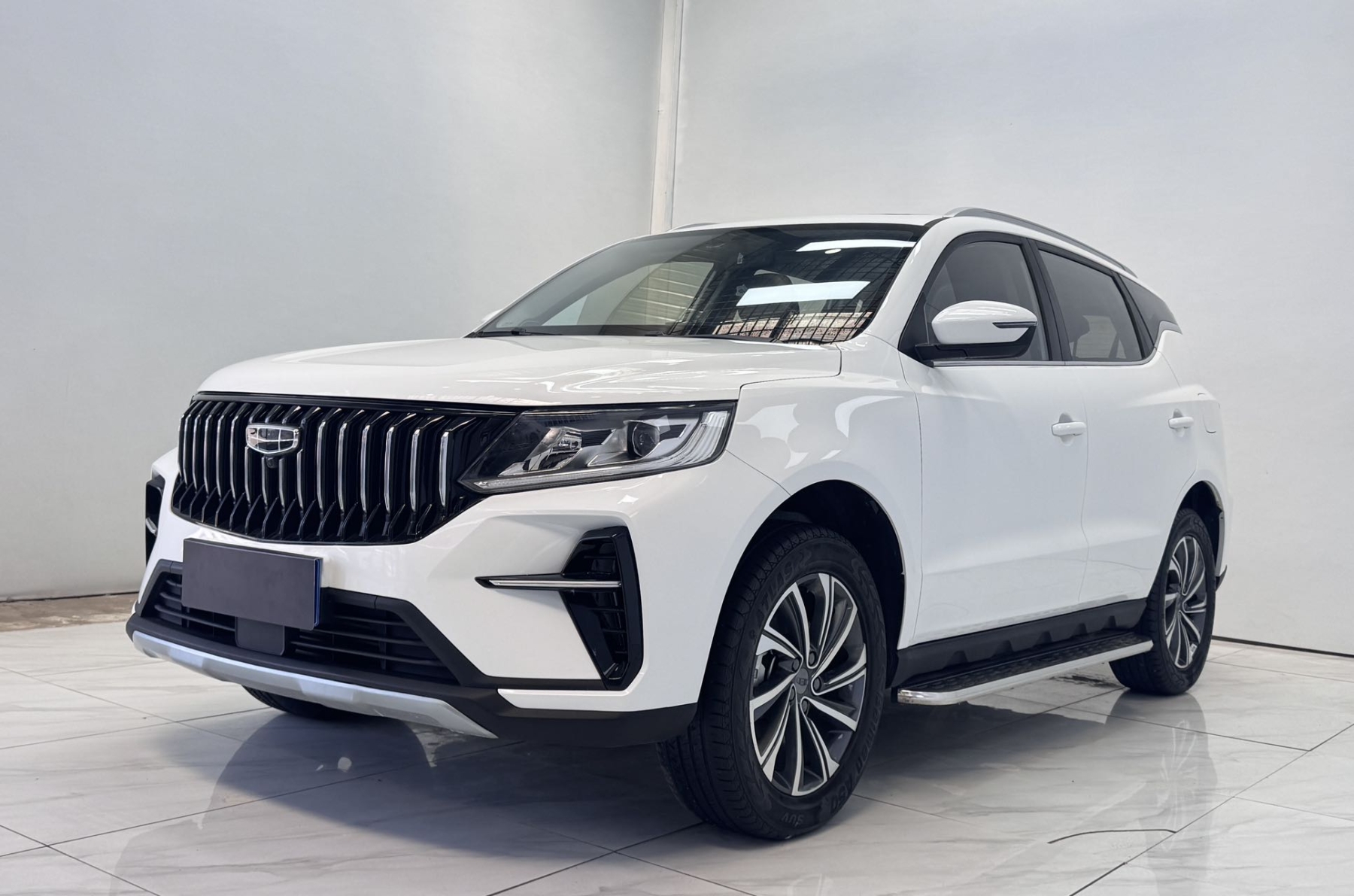 Автомобиль Geely Xingtai X6, 2021 года выпуска, версия PRO, двигатель 1.4T, автоматическая трансмиссия, комплектация "Премиум".