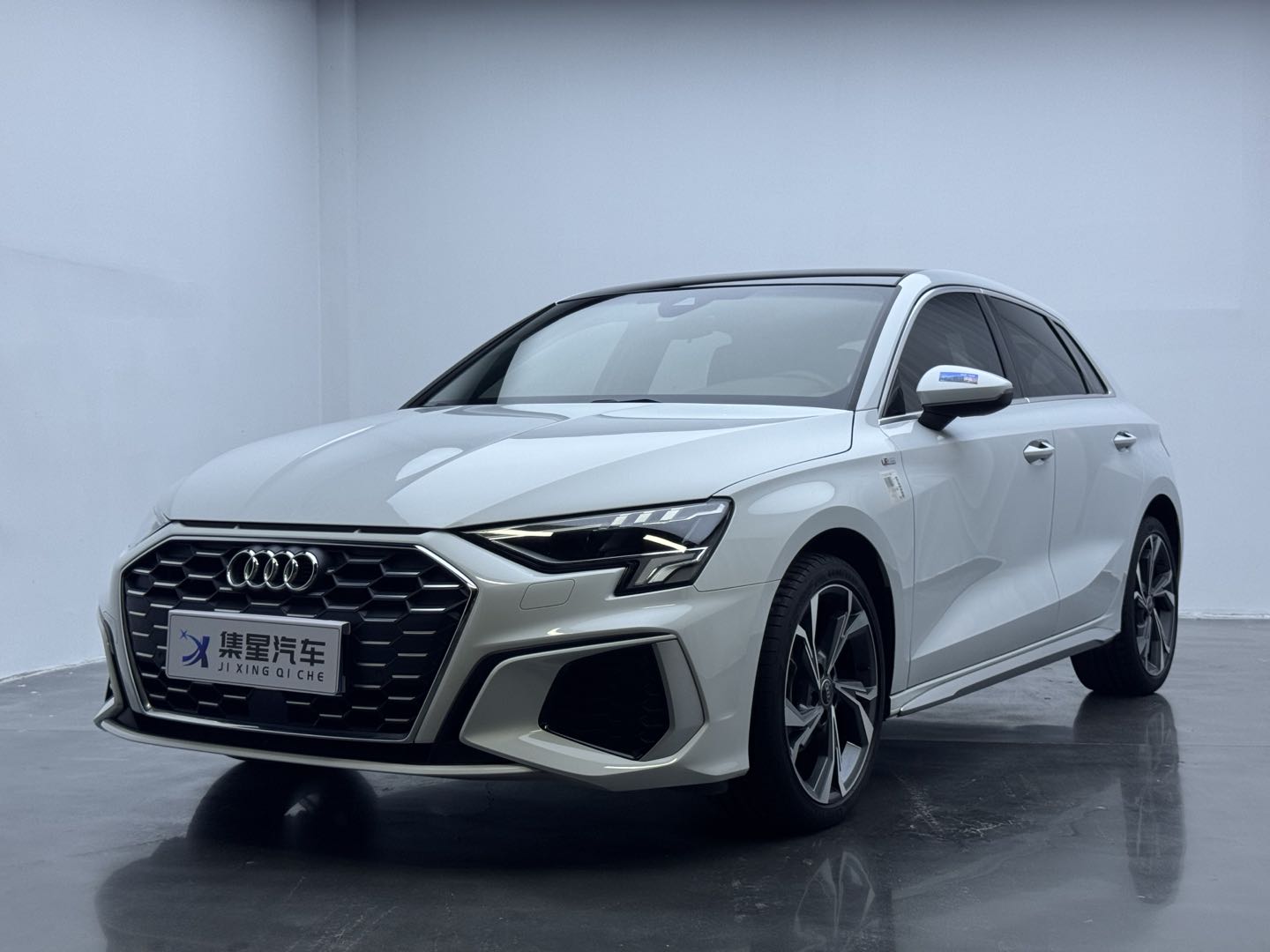 Автомобиль Audi A3 2023 года, модель Sportback 35 TFSI, в стильном спортивном исполнении.