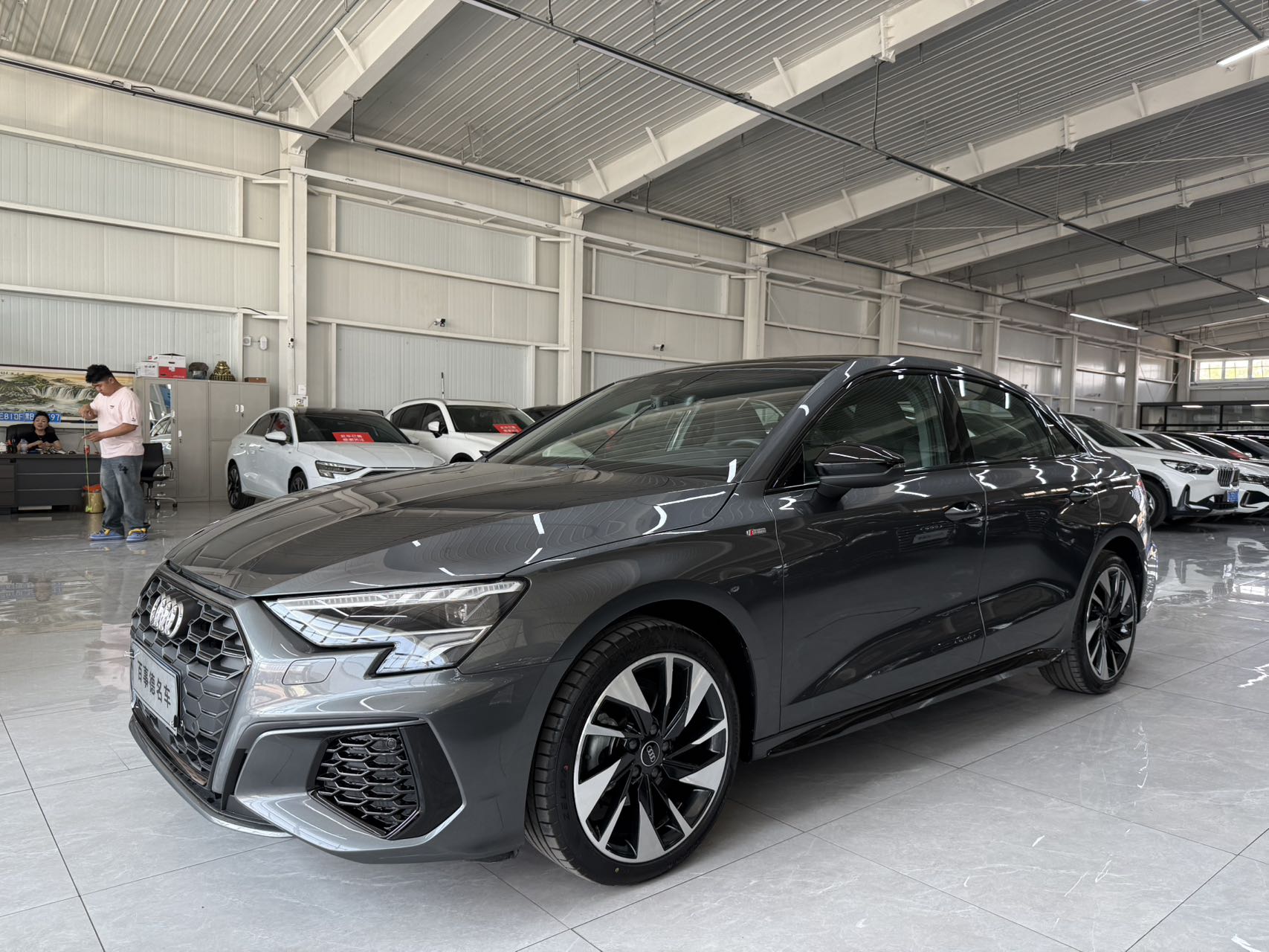 Модель A3L Limousine 2022 года, версия 35 TFSI, спортивный и стильный вариант.