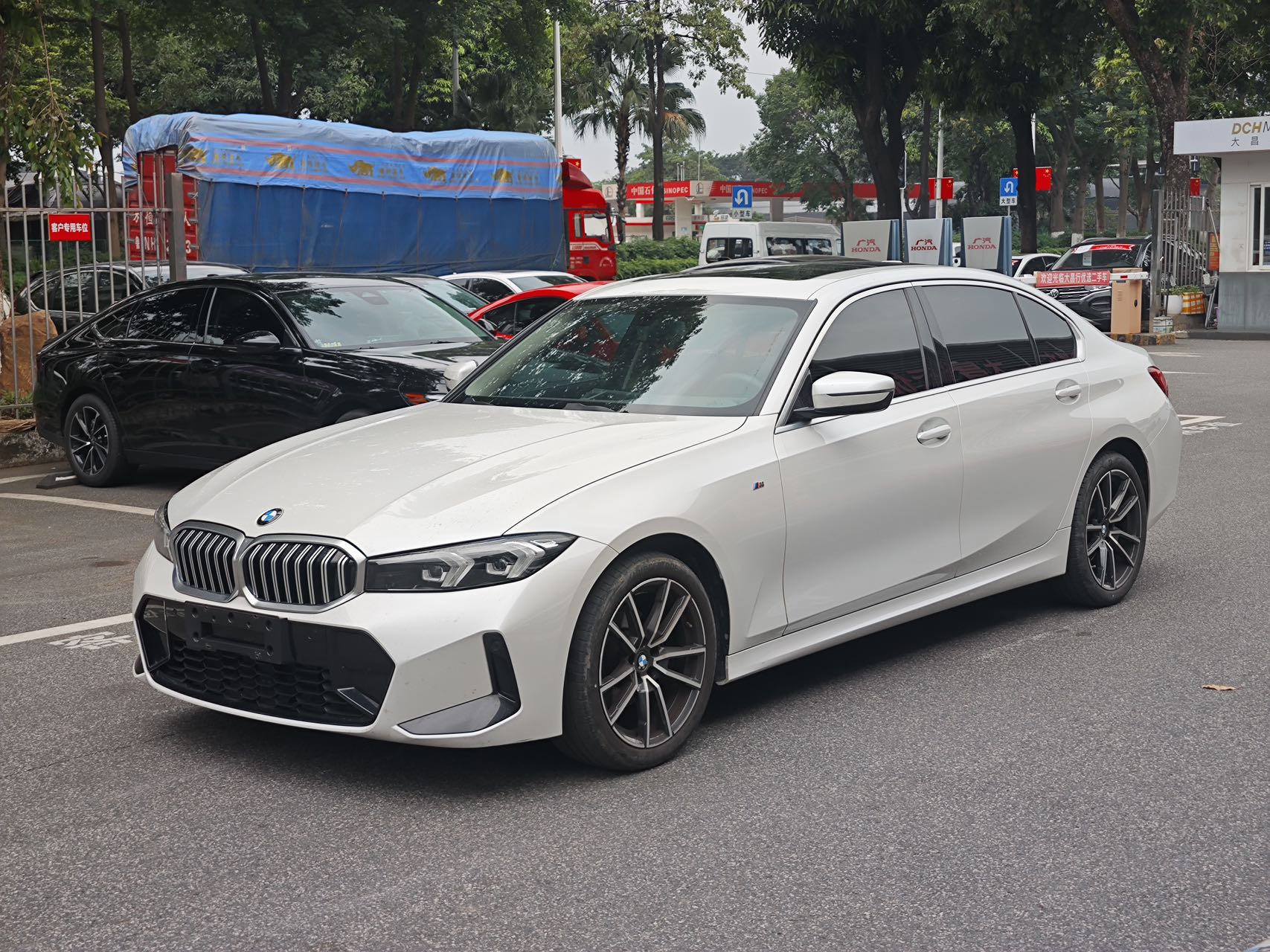 Автомобиль BMW 320Li, модель 2023 года, комплектация M Sport