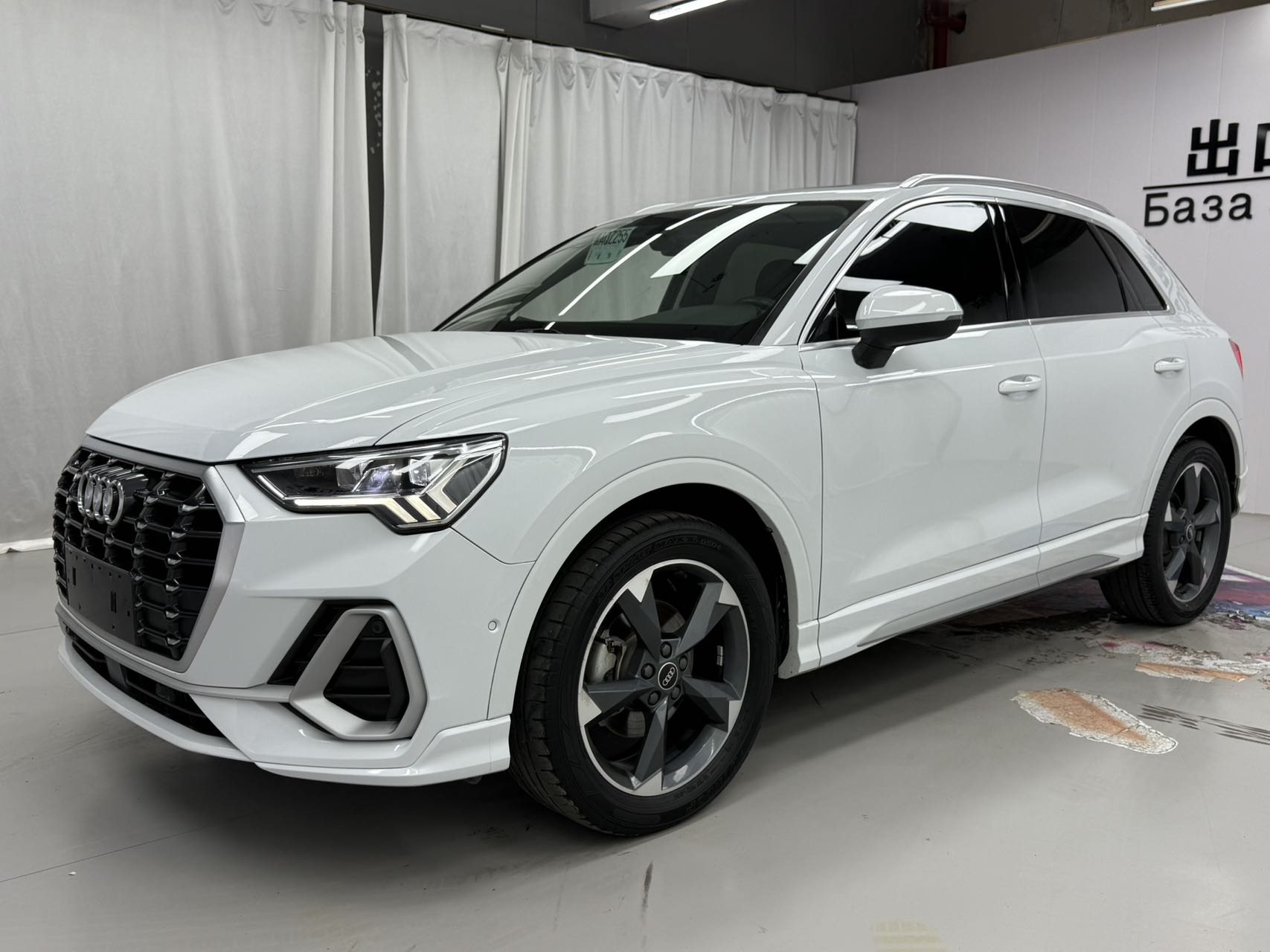Audi Q3, модель 2023 года, версия 35TFSI, спортивный и стильный вариант.