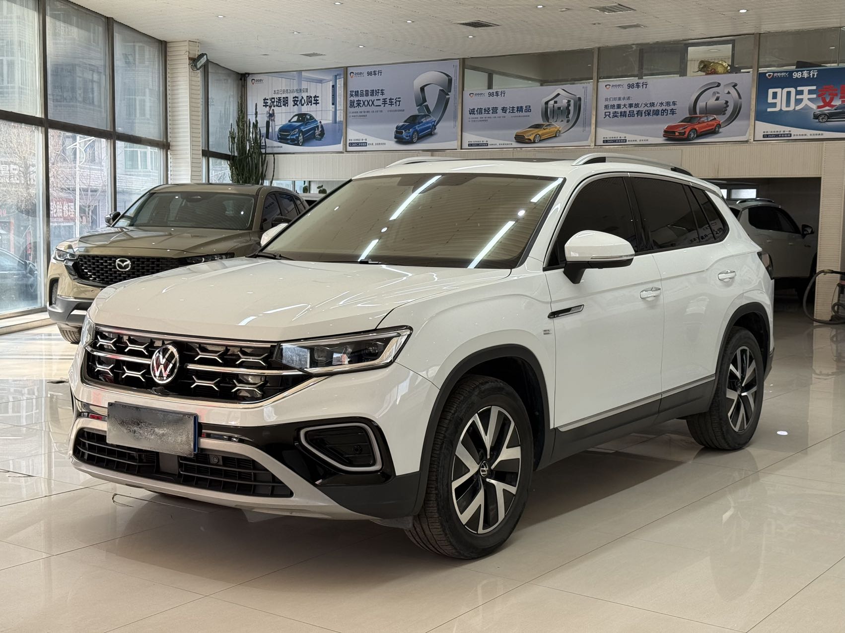 Volkswagen T-Roc 2023 года, двигатель 280 TSI, привод на два колеса, комплектация "Luxury Plus" (расширенная версия)