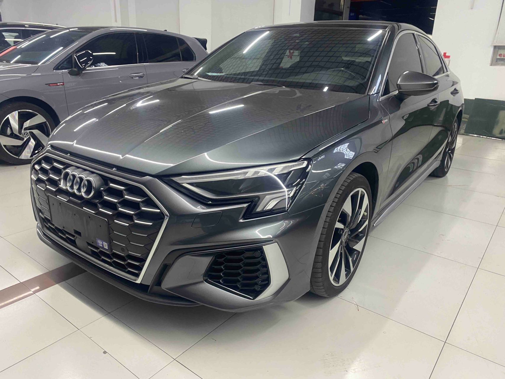 Audi A3 2023 года выпуска, модель A3L Limousine, двигатель 35 TFSI, спортивный стиль.