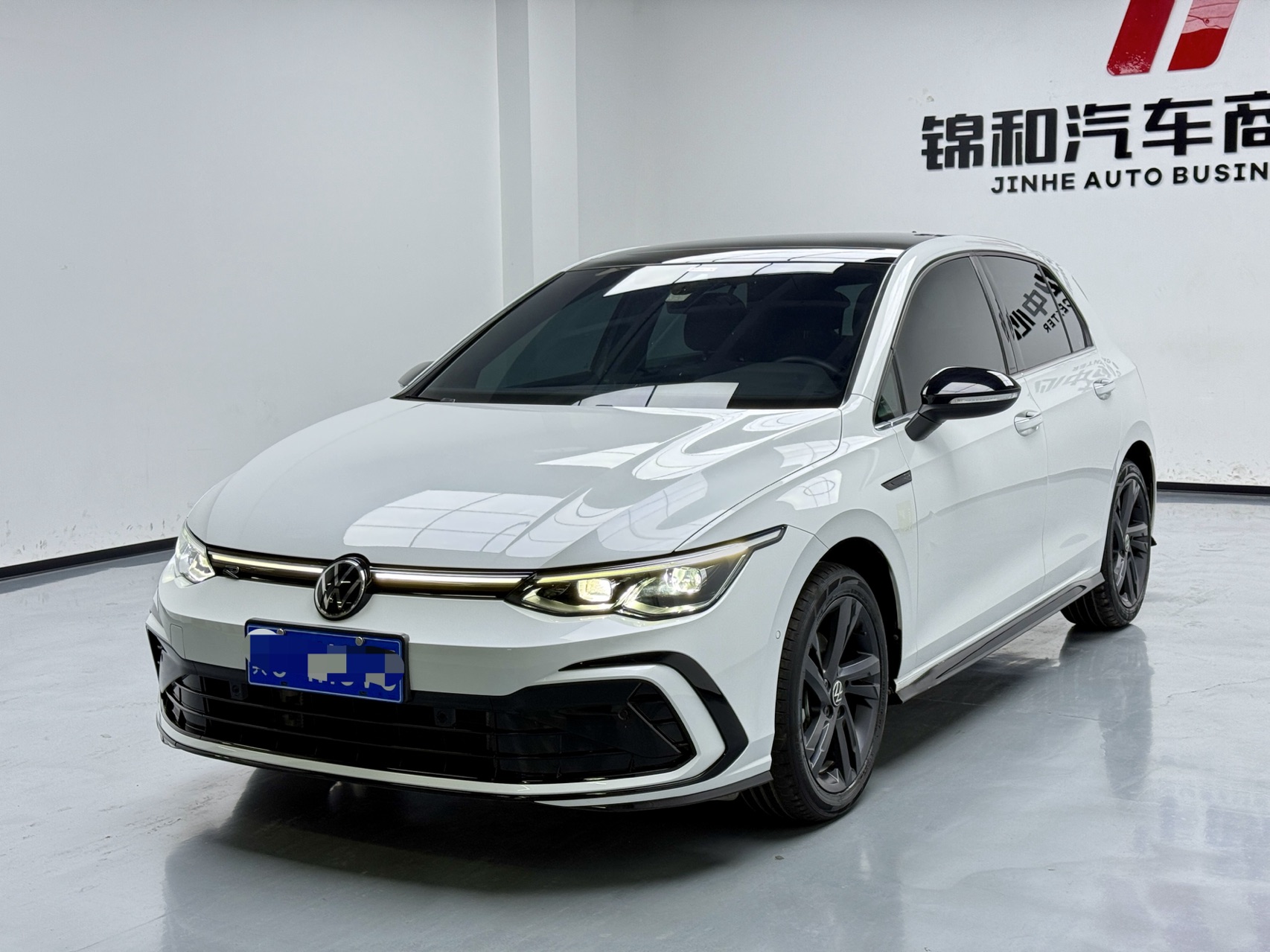 Volkswagen Golf 2021 года, двигатель 2.0 TSI, коробка передач DSG, комплектация R-Line.