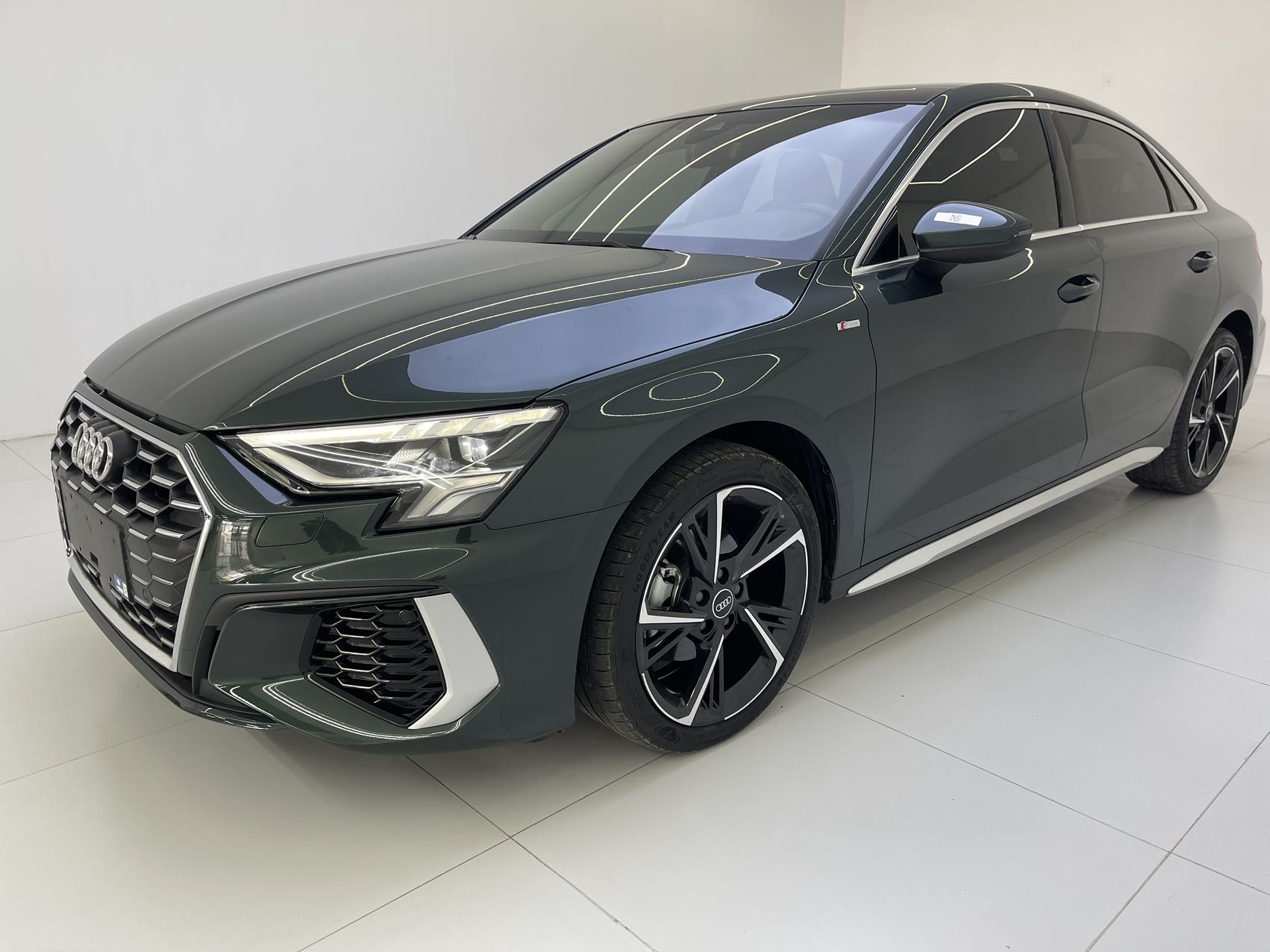 Audi A3 2022 года выпуска, модель A3L Limousine, двигатель 35 TFSI, спортивный стиль.