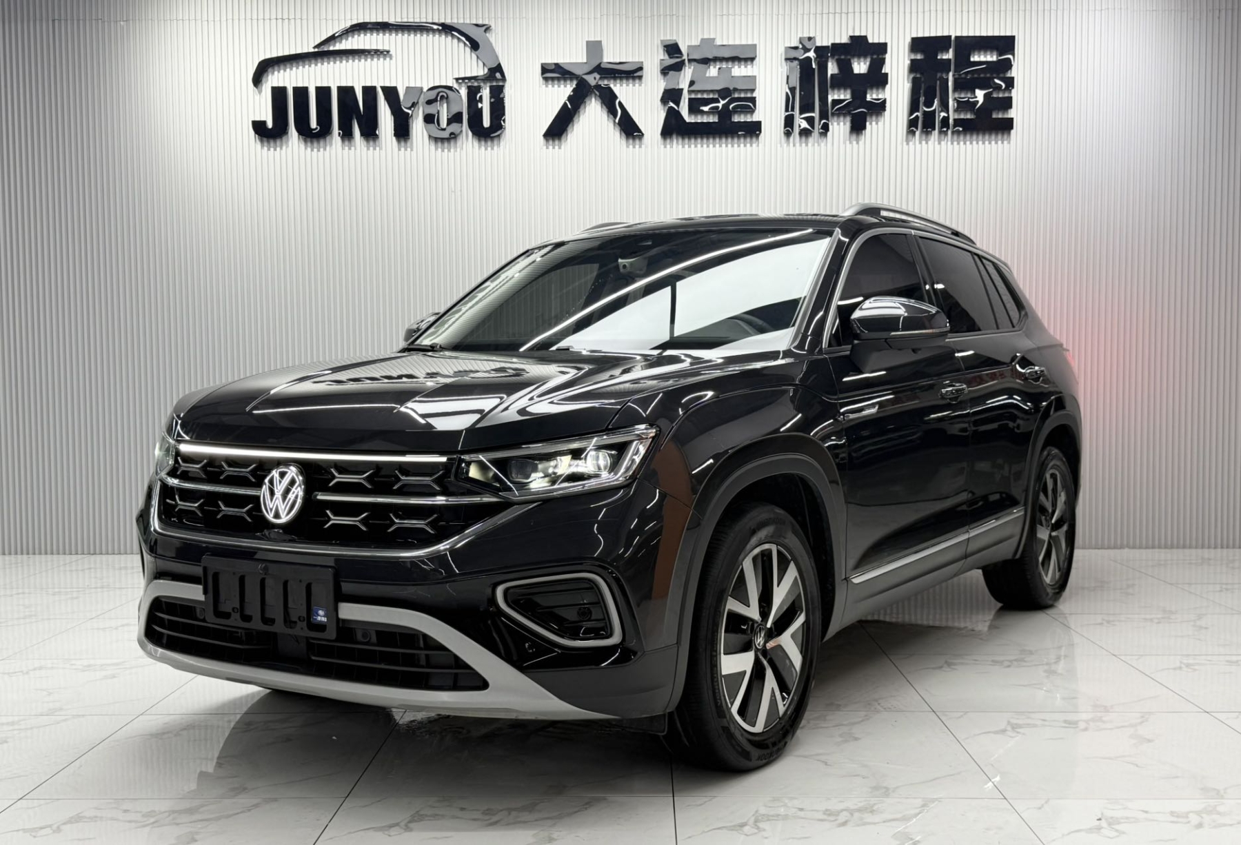 Dongfeng 2023 года выпуска, модель 280TSI, двухколесный привод, версия "Премиум плюс", расширенная версия.