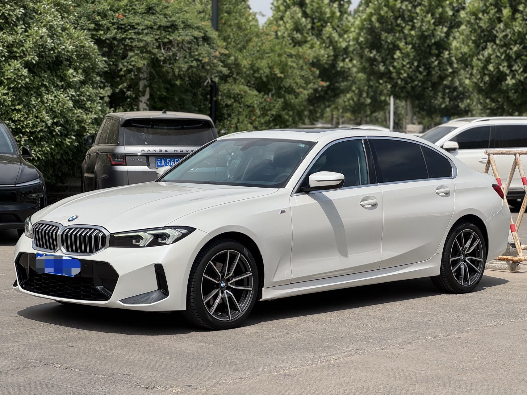 Автомобиль BMW 320Li, модель 2023 года, комплектация M Sport.