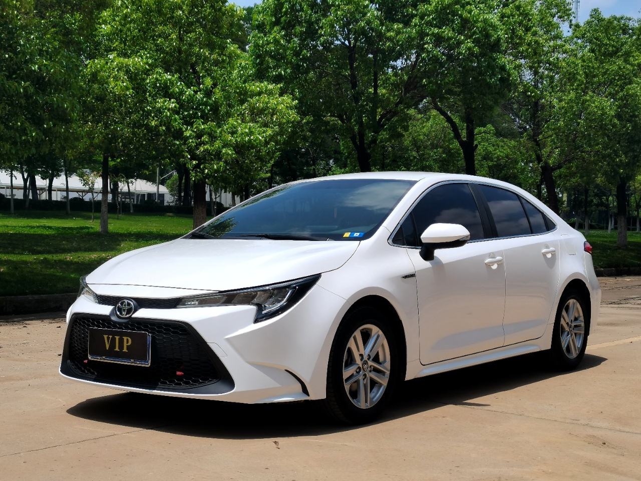 Toyota Corolla 2022 года выпуска, обновленная версия, с двигателем 1.5L CVT, комплектация "Инновация" (TNGA).