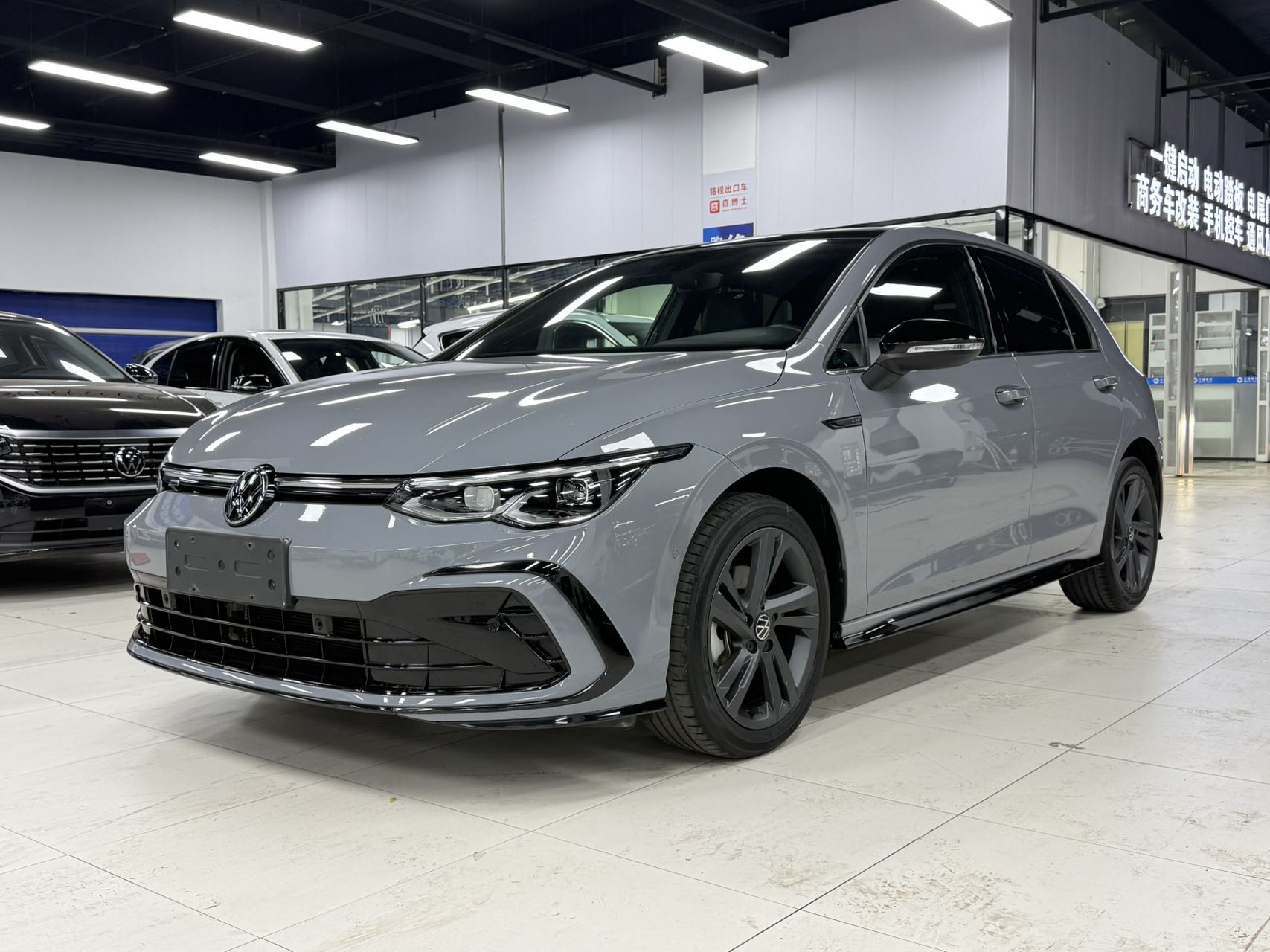 Volkswagen Golf 2023 года выпуска, двигатель 2.0 TSI, коробка передач DSG, комплектация R-Line