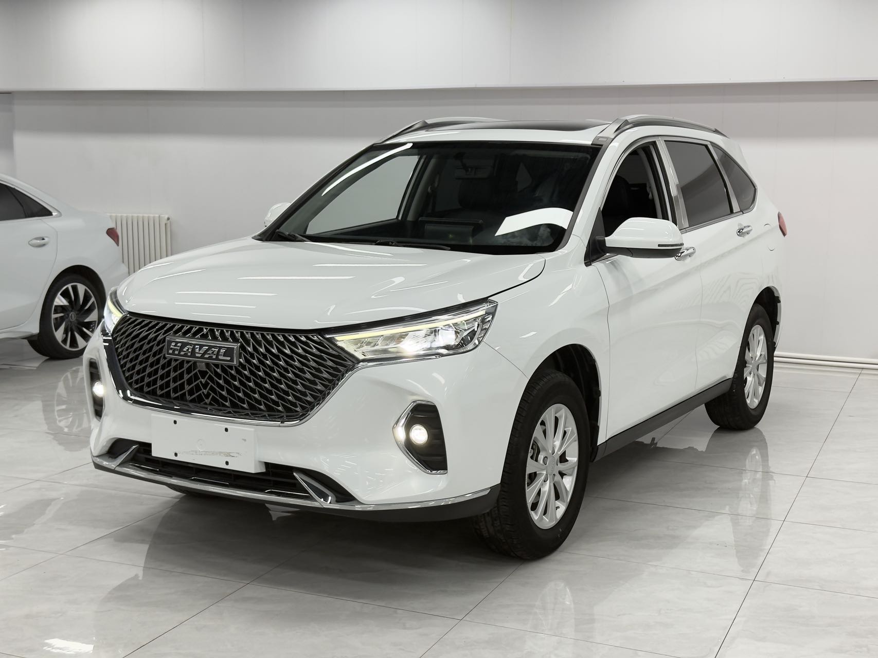 Haval M6, модель 2023 года, комплектация PLUS, двигатель 1.5T, коробка передач DCT, версия "Премиум с интеллектуальными системами".