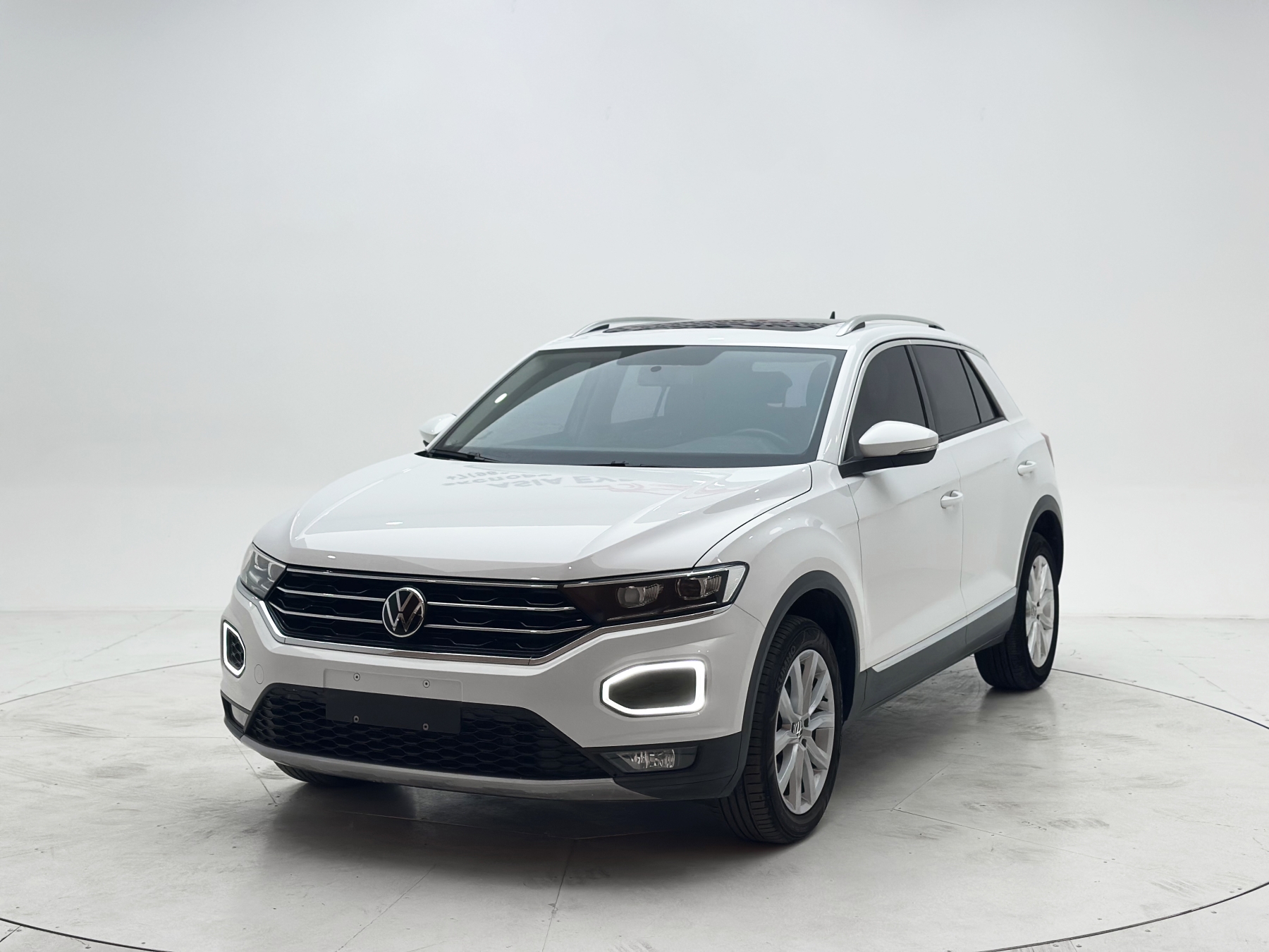 Volkswagen T-ROC Touareg 2022 года выпуска, двигатель 280TSI, коробка передач DSG, привод на все четыре колеса, комплектация "Элит плюс"
