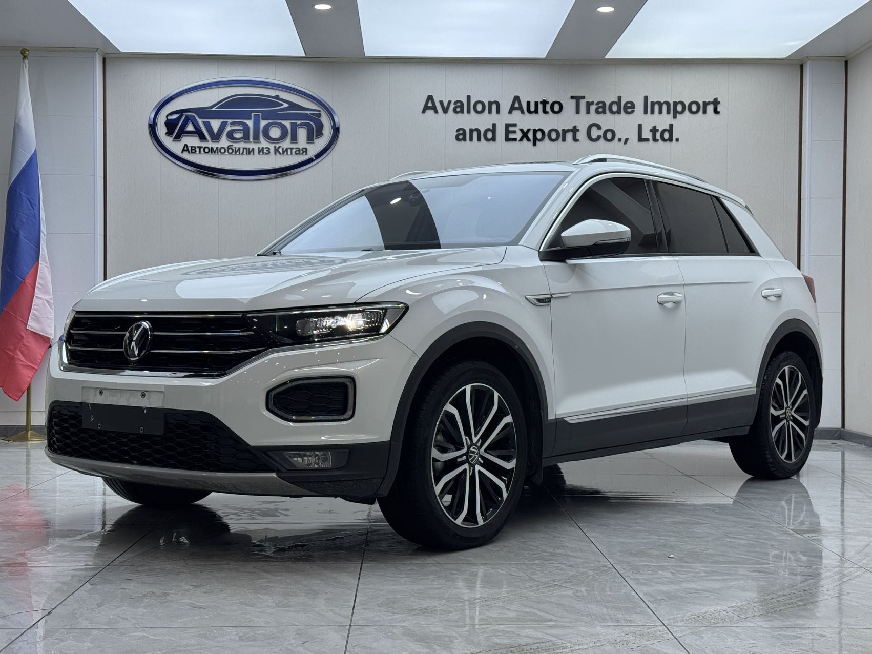 T-ROC, модель 2022 года, двигатель 280TSI, трансмиссия DSG, привод только на задние колеса, комплектация "Шуан Хуан Плюс"