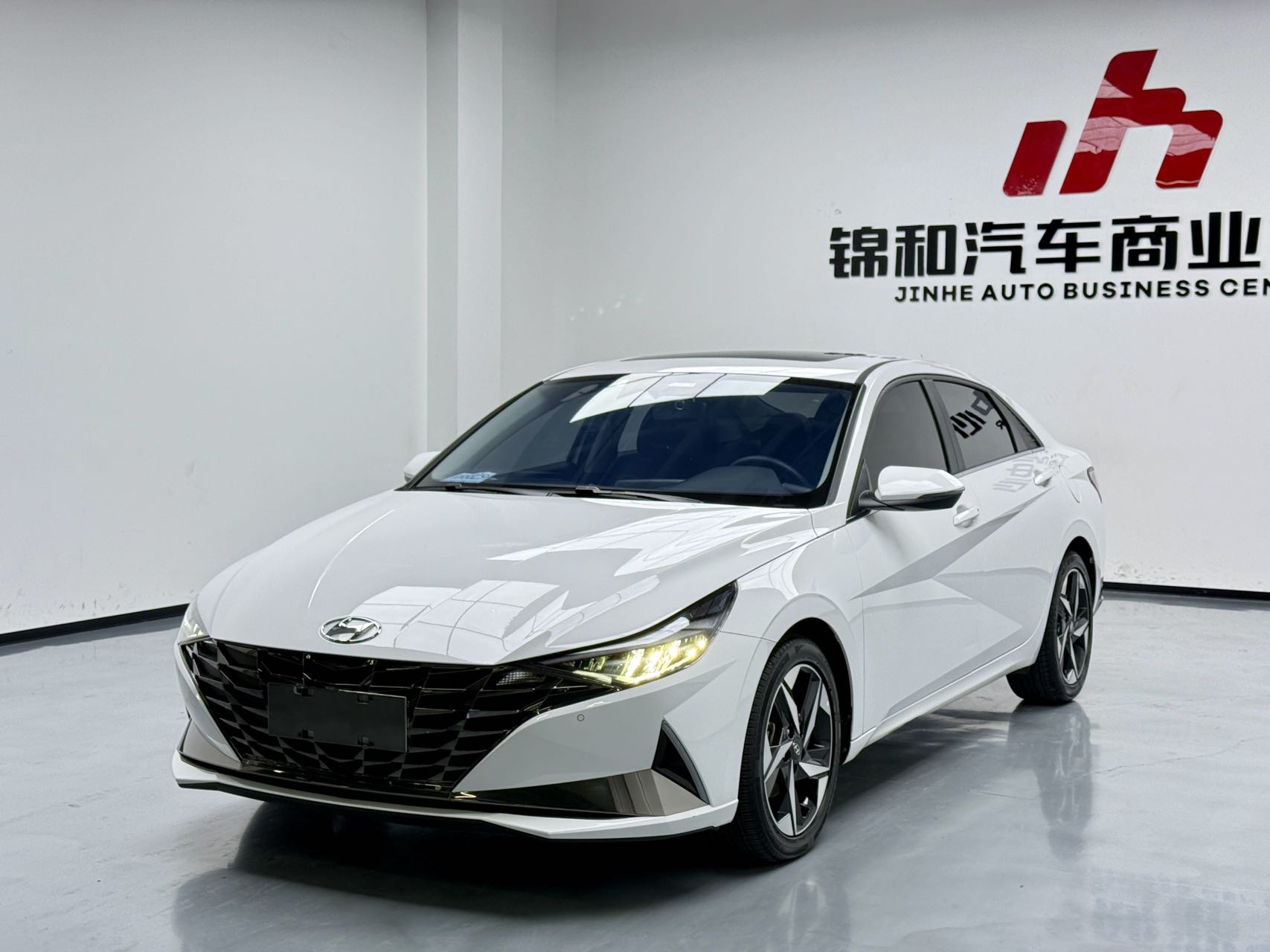 Современный автомобиль Ирант, модель 2022 года, двигатель 1.5L, вариатор, версия LUX, премиум-класс.